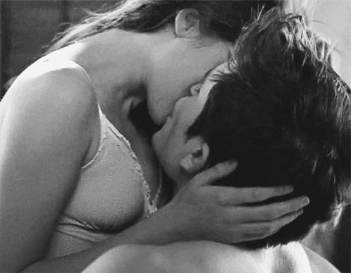 couple-kissing